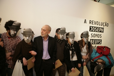 
	Antonio d’Avossa e pessoas com máscaras de Joseph Beuys na abertura da exposição no SESC Pompeia
