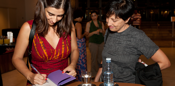 
	Ana Pato em sessão de autógrafos
